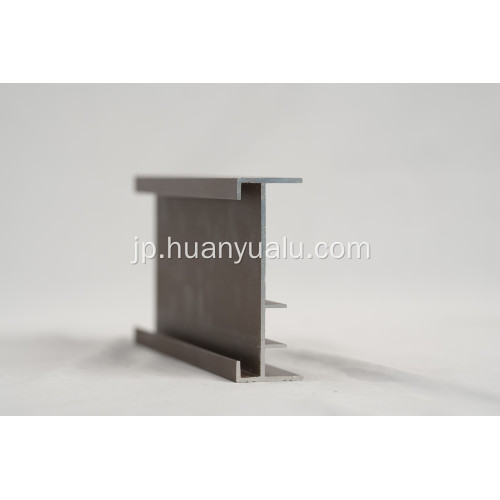 ドアや窓用のアルミニウムプロファイルをスプレーします